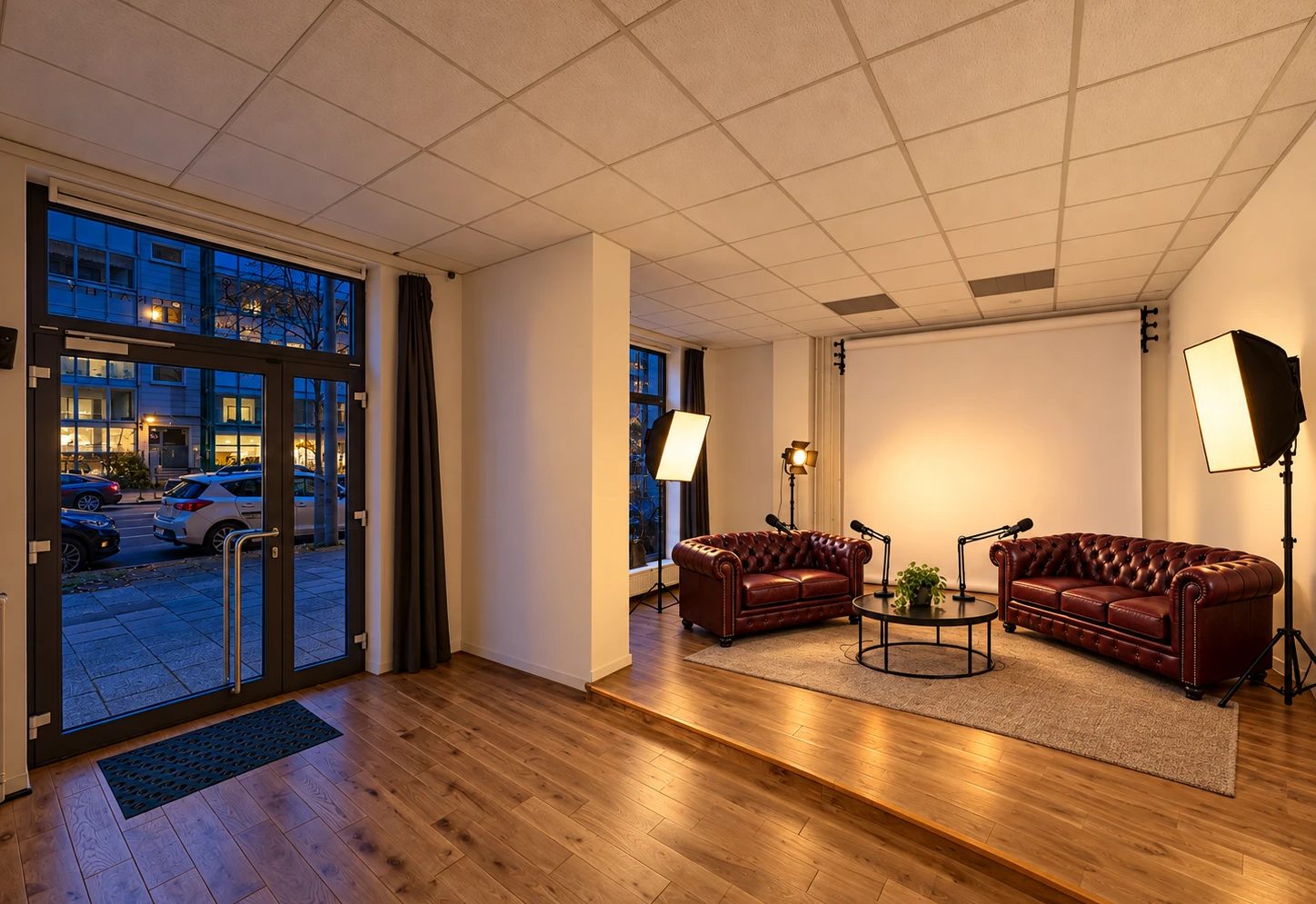 Das Studio am Abend, vom Eingang aus