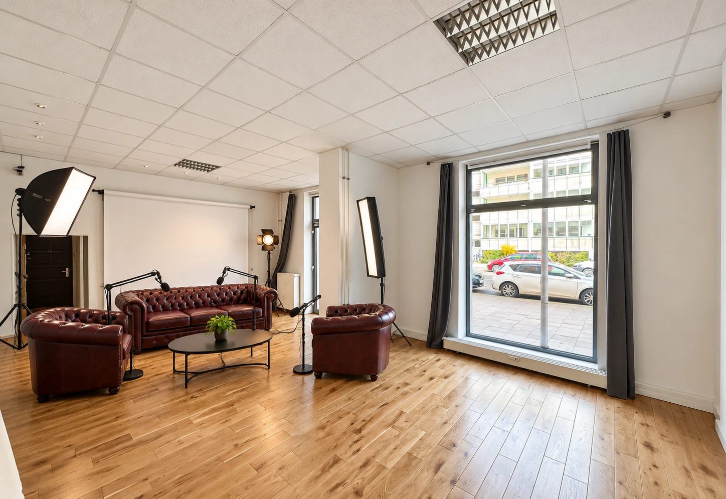Der Studioraum mit Tageslicht durch die Schaufenster
