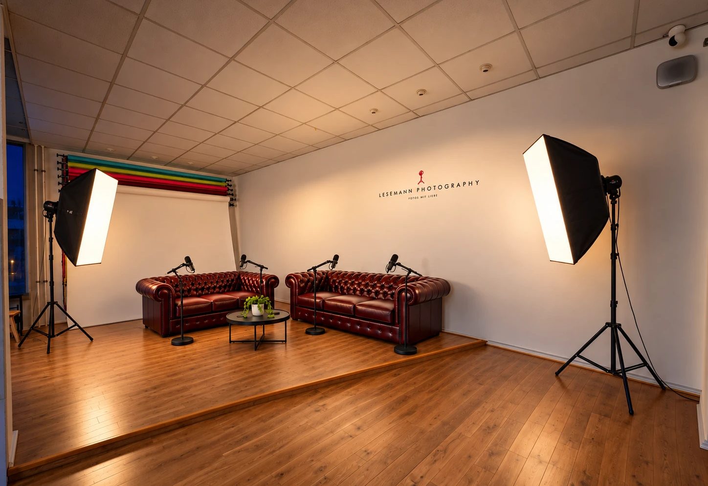 Die beiden Chesterfield-Sofas vor dem Hintergrund
